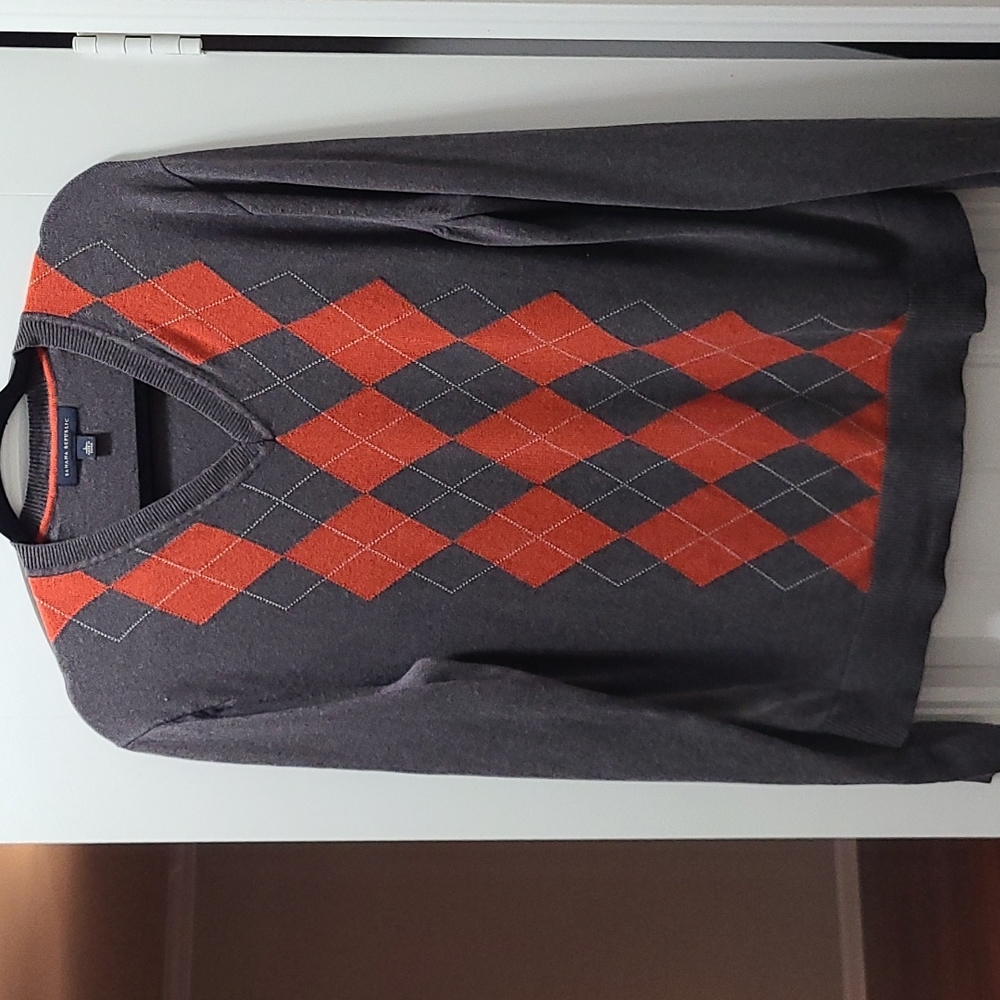 Banana Republic grey and burnt orange argyle sweater. Size Large